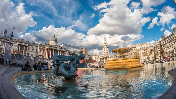 Vista de Trafalgar Square, Londres con fuentes — Foto de Stock