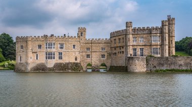 İngiltere'de moated bir ortaçağ kalesi