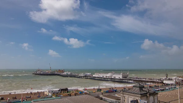 Das Meer am Brighton Pier bei windigem Wetter — Stockfoto