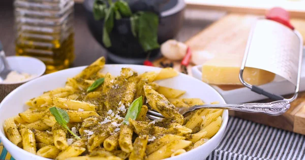 Pasta italiana (penne) con salsa de pesto — Foto de Stock