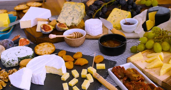 Een assortiment van Franse en Britse kaas — Stockfoto