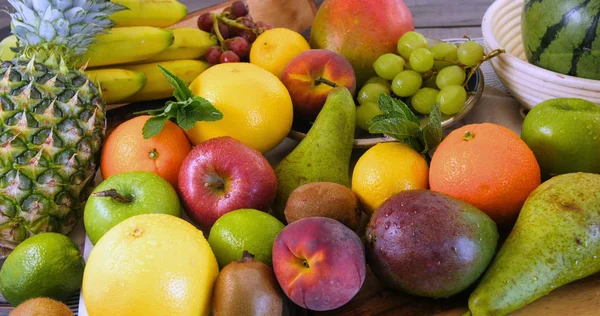 Surtido de frutas frescas, saludables y orgánicas — Foto de Stock