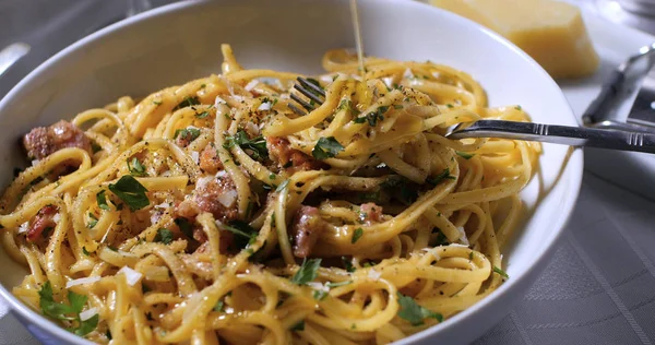 Un delicioso plato de espaguetis carbonara — Foto de Stock