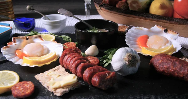 Zutaten für Jakobsmuscheln mit Chorizo in Knoblauchmayonnaise — Stockfoto