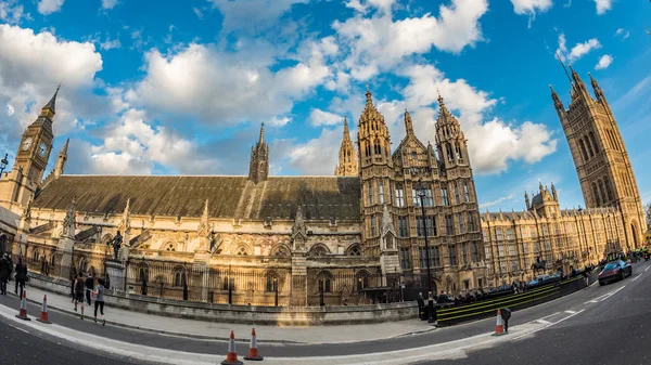El Big Ben y la Cámara del Parlamento en Londres después del atardecer — Foto de Stock