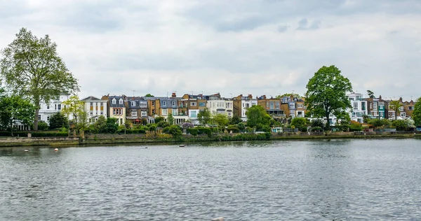 Типичная английская деревня на берегу реки в Западном Лондоне — стоковое фото