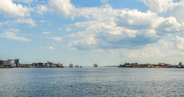 Schiffe am Eingang der Bucht von Portsmouth lizenzfreie Stockbilder