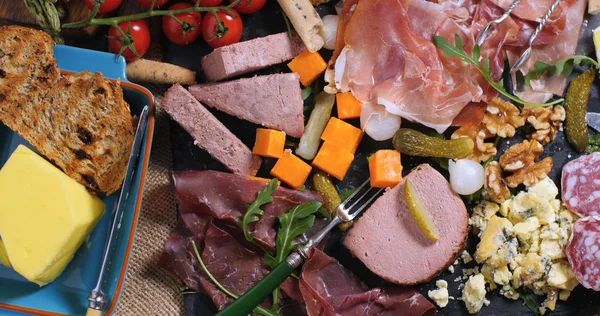 Eine Platte mit gepökeltem Fleisch (Wurstwaren), Schinken, Salami, Pastete und Che — Stockfoto