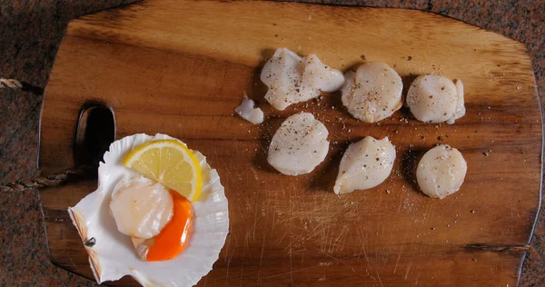 Jakobsmuscheln mit Salz und Pfeffer gewürzt Stockfoto