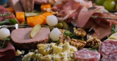 Tedavi et (charcuterie), jambon, salam, pate ve Peynir tabağı