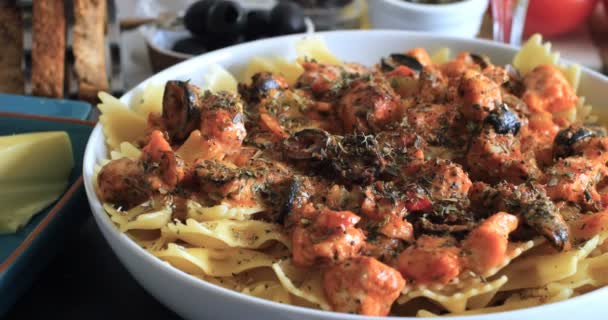 Паста со свежим лососем и черными оливками — стоковое видео