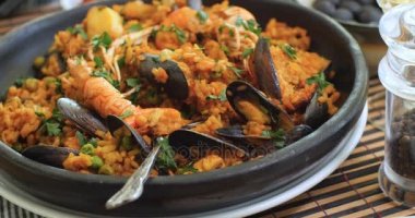 Bir İspanyol deniz ürünleri paella: midye, karides, bilinenlerin, mezgit balığı Kral