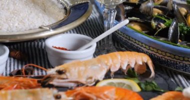 Bir İspanyol deniz ürünleri paella için madde: midye, karides, bilinenlerin, mezgit balığı Kral
