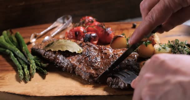 Tagliare una fetta di una deliziosa bistecca di filetto — Video Stock