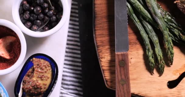 Вкусный стейк из филе со спаржей, картофелем и жареными помидорами — стоковое видео
