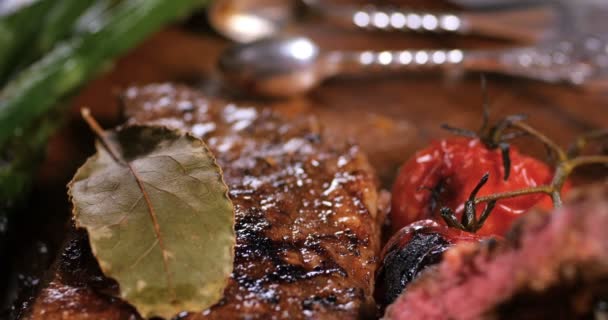 Een heerlijke entrecote met asperges, aardappels en geroosterde tomaten — Stockvideo