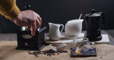 Kahve çekirdekleri kullanarak bir eski moda taşlama taşlama