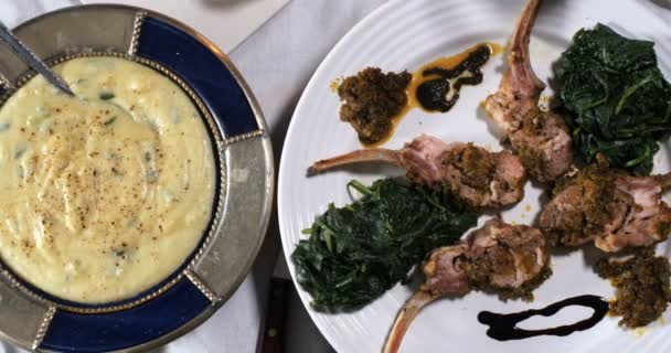 Una rastrelliera di agnello con salsa di menta crostata, con spinaci e purè di patate — Video Stock