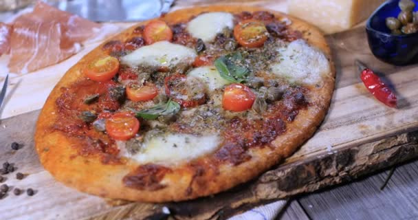 Vista Dolly de uma pizza italiana margherita — Vídeo de Stock