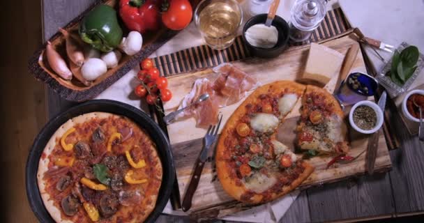 Yukarıdan aşağıya İtalyan pizza görünümünde zum — Stok video