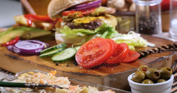 Κουκλίτσα προβολή της νόστιμα cheeseburger — Αρχείο Βίντεο