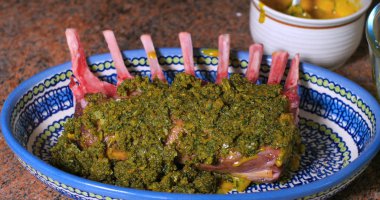 Hardal ve ekmekli nane ile kaplı kuzu bir raf