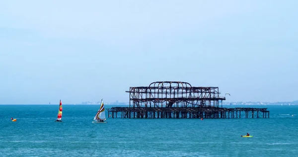 Sailing boats around the derelict West pier in Brighton — Stock Photo, Image