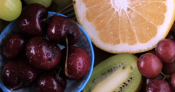 Vista de cerca de un surtido de frutas frescas, saludables y orgánicas — Foto de Stock