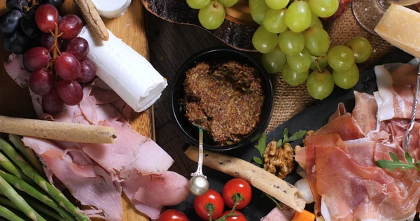 Un plato de carne curada (charcutería): jamón, salami y queso — Foto de Stock