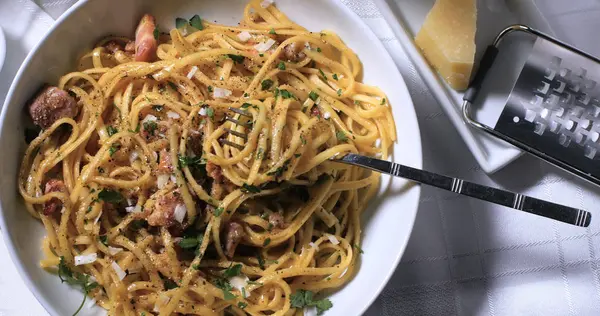 Vista de arriba hacia abajo de un plato de espaguetis carbonara — Foto de Stock
