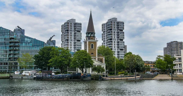 Saint Mary's kerk in Battersea, London, aan de rivier de Thames — Stockfoto