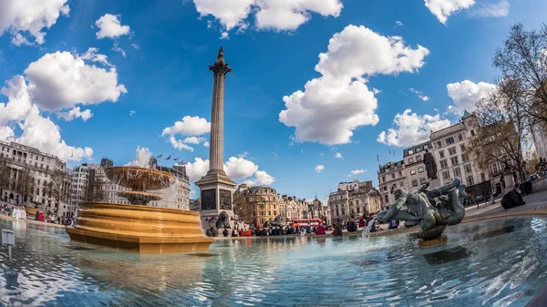 물고기 눈 트라팔가 광장, 분수와 함께 런던의 보기 — 스톡 사진