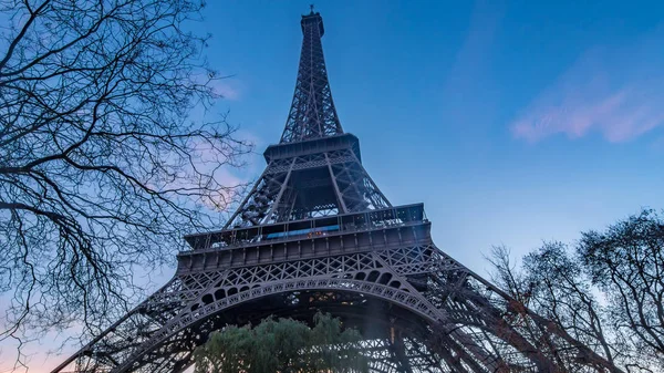 Κλείνω πάνω θέα του Πύργου του Άιφελ στο Παρίσι στο ηλιοβασίλεμα — Φωτογραφία Αρχείου