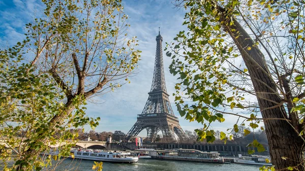 Τον Πύργο του Άιφελ και τον ποταμό Σηκουάνα, στο Παρίσι, Γαλλία — Φωτογραφία Αρχείου