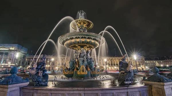 Ένα σιντριβάνι το βράδυ στο Place de la Concorde στο Παρίσι, Γαλλία — Φωτογραφία Αρχείου