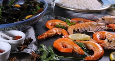 Dolly bir İspanyol deniz ürünleri paella için madde görünümünü kapat