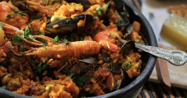 Dolly yakın bir İspanyol deniz ürünleri paella görünümünü kaydırma