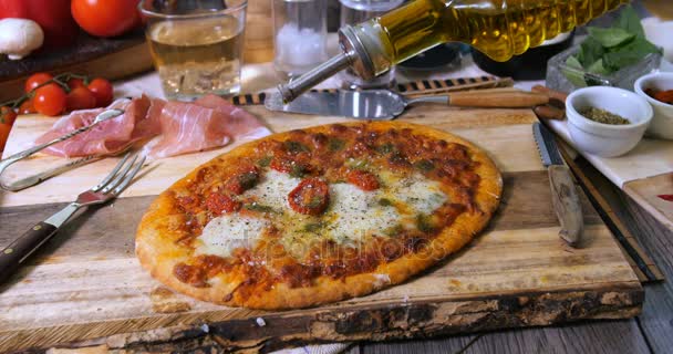 イタリアのピザにオリーブ オイルを注いでください。 — ストック動画