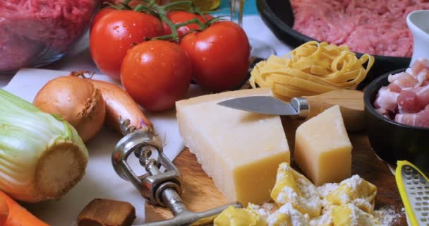 Доллі вигляд інгредієнта для соусу з Болоньї — стокове відео