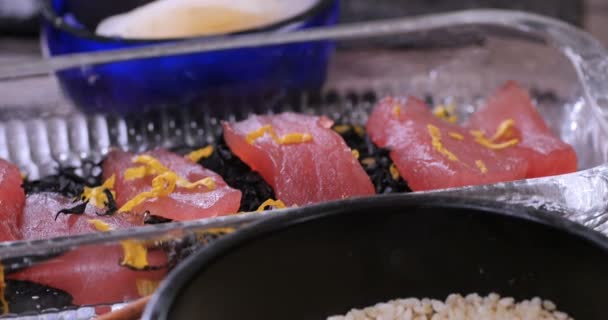 Dolly vista de cerca de un surtido de comida japonesa: sushi, nigiri, sashimi, rollos — Vídeos de Stock