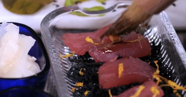 Шеф-повар чистит соевый соус над сырым желтоватым тунцом — стоковое видео