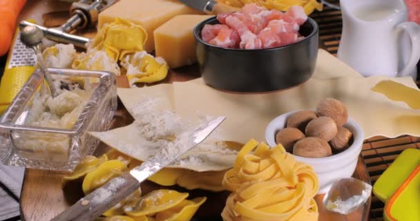 Κουκλίτσα ώθηση στην προβολή του συστατικού για σάλτσα μπολονέζ — Αρχείο Βίντεο