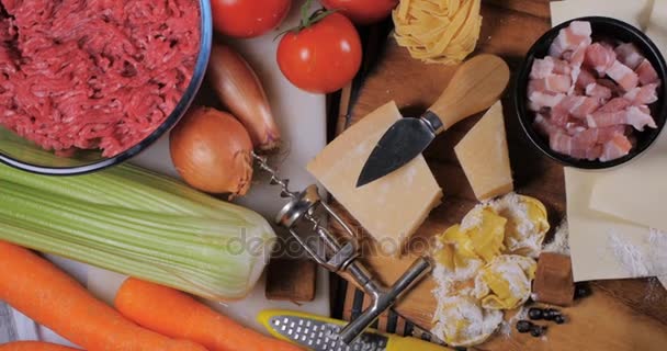 Blick von oben auf Zutat für Bolognese-Sauce — Stockvideo