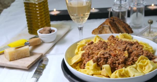 Dolly Blick auf köstliche Tortellini in Bolognese-Sauce — Stockvideo