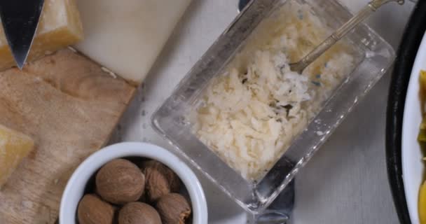 Долли сверху вниз взгляд на вкусный феттучино в болонском соусе — стоковое видео