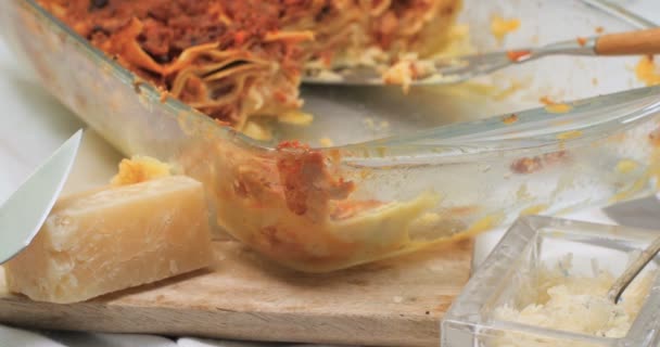 Dolly weergave van heerlijke lasagne bolognese saus — Stockvideo