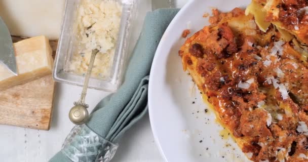 Dolly boven naar beneden close-up van heerlijke lasagne bolognese saus — Stockvideo