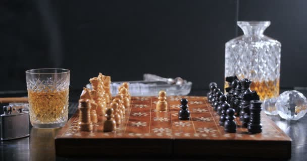 Jogar xadrez com um copo de uísque e um charuto — Vídeo de Stock