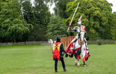 Ortaçağ knight ve at zırhı ve bir Polemiğe girmek için kostüm