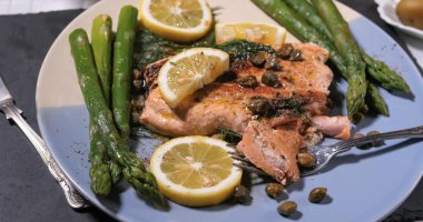 Kapari ve dereotu ile kavrulmuş bir organik somon görünümünü kapat